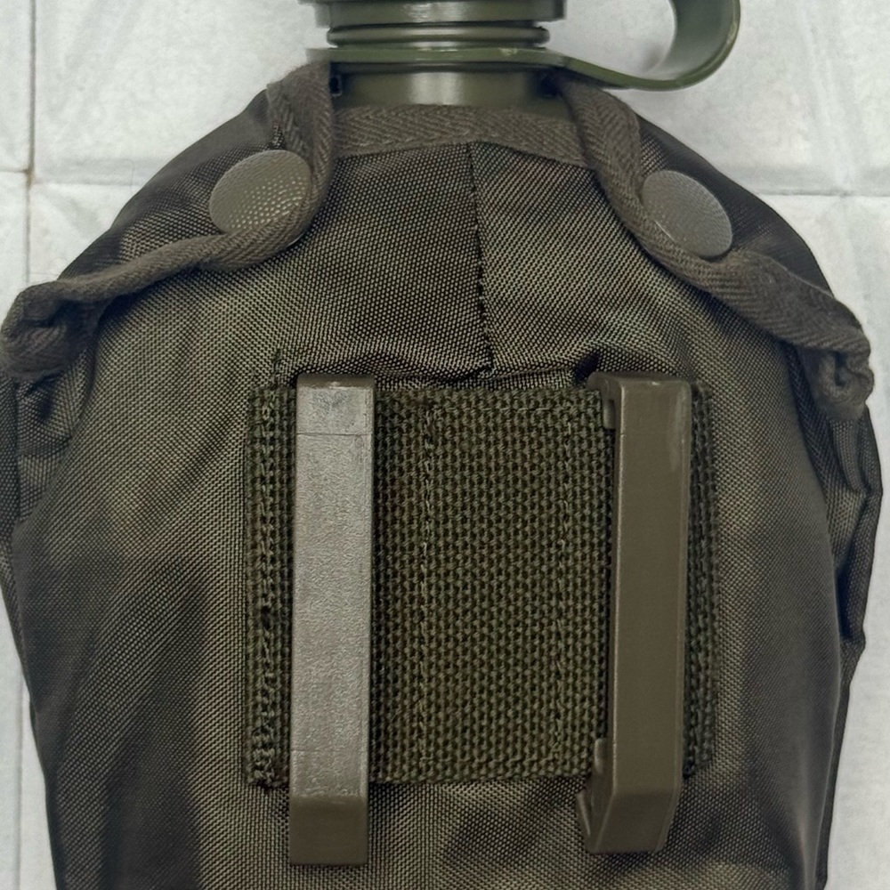 Retro Tactical Gear: Vintage Austrian Army Canteen & Cup Set - Picture 8 of 9